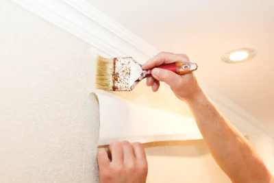 Pose de papier peint à Vias — revêtements muraux et toiles de verre